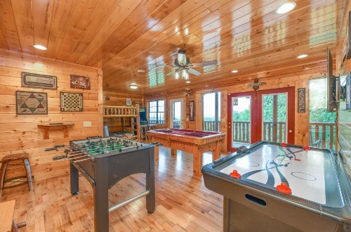SmokyStays Bears Den Cabin - image 10