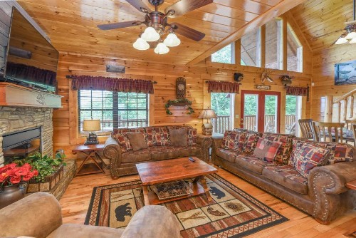 SmokyStays Bears Den Cabin - image 11