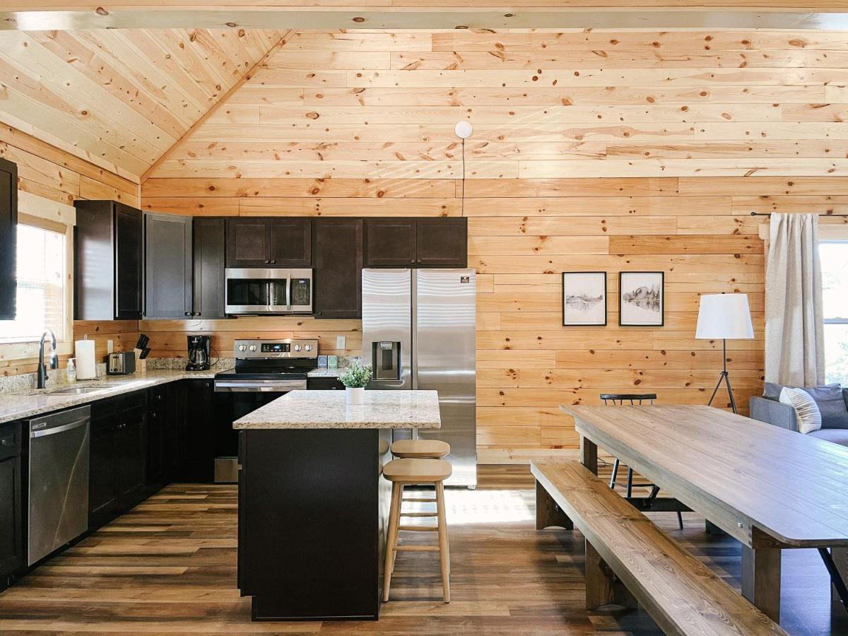 Timber Wheat Retreat - Hot Tub Community Pool Game and Theater Room - image 6