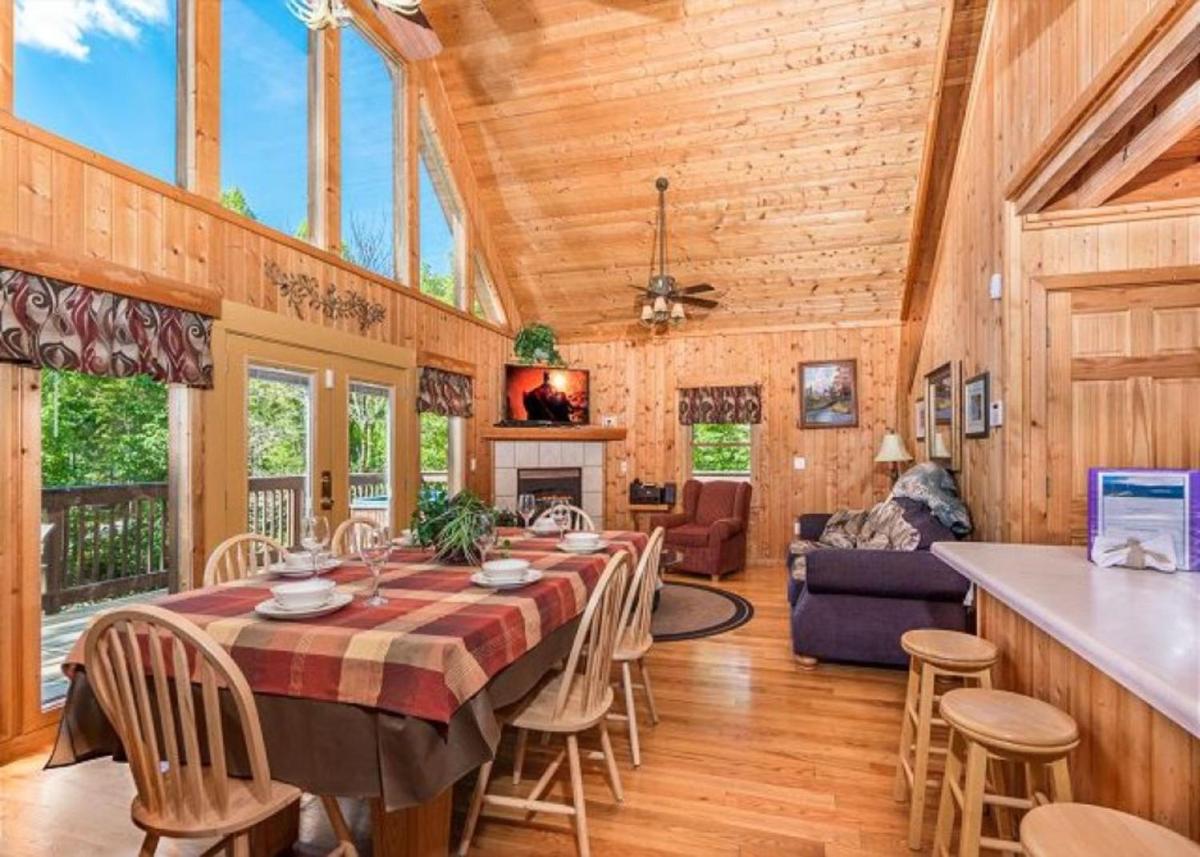 Smoky Waters Luxury Chalet - image 4