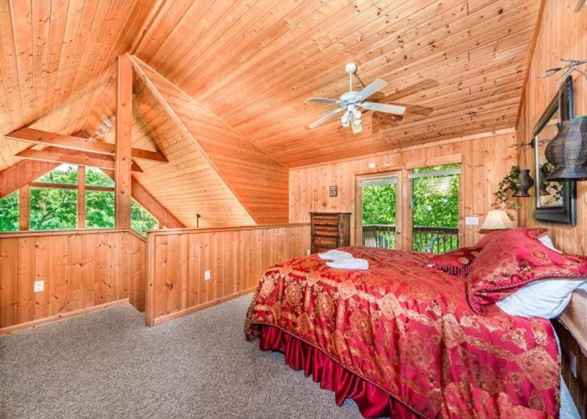 Smoky Waters Luxury Chalet - image 5