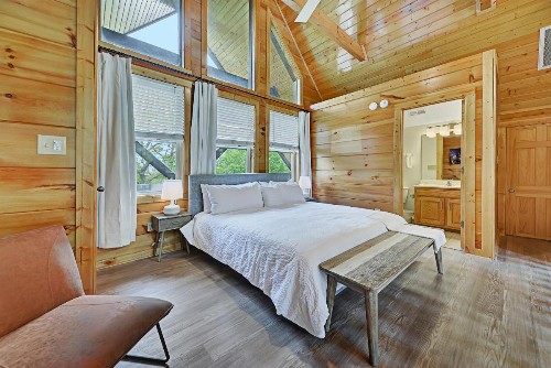 Spectacular Cabin Amazing Views Hot Tub Games BBQ and Community Pool Access Pets Welcome - image 9