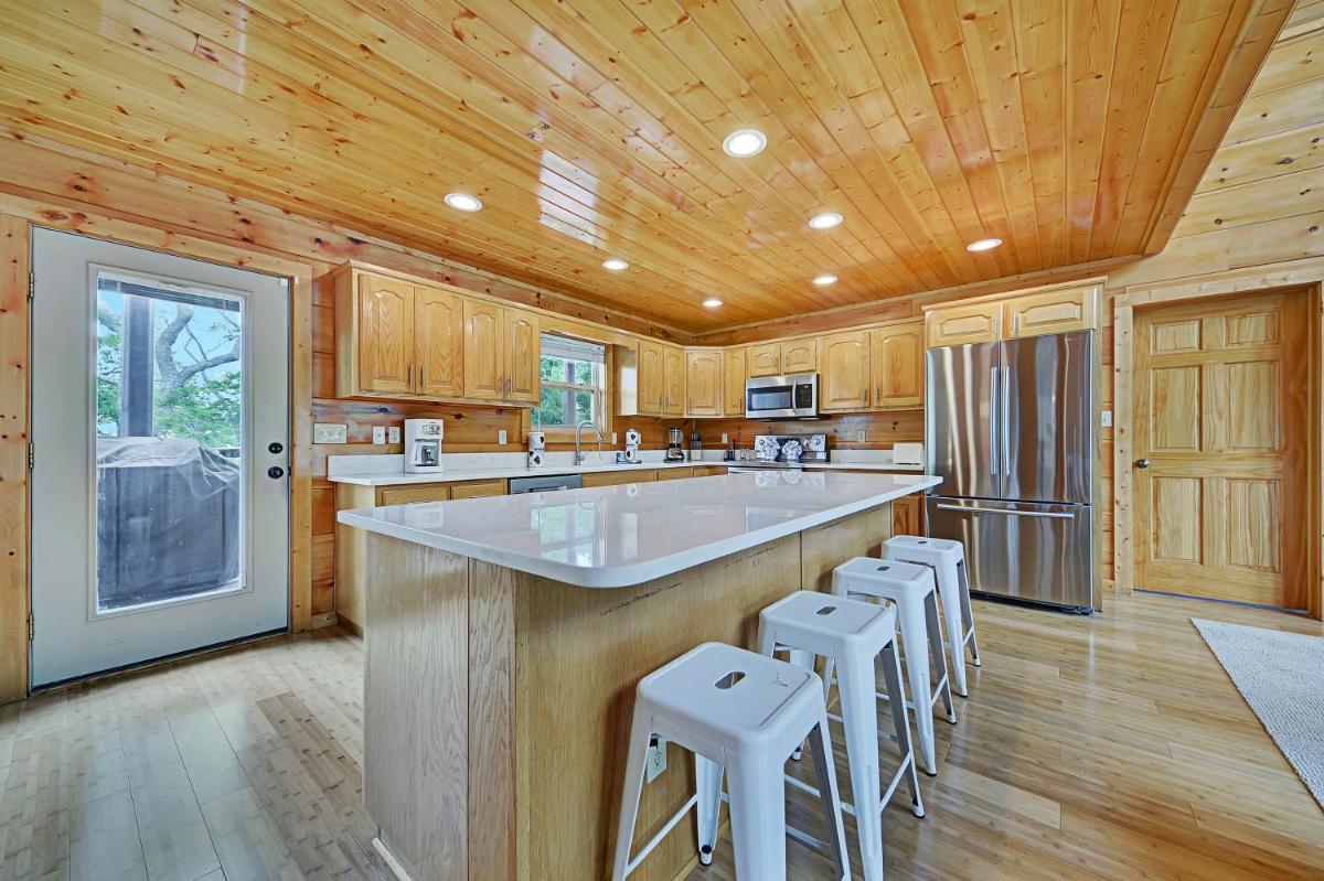 Spectacular Cabin Amazing Views Hot Tub Games BBQ and Community Pool Access Pets Welcome - image 4