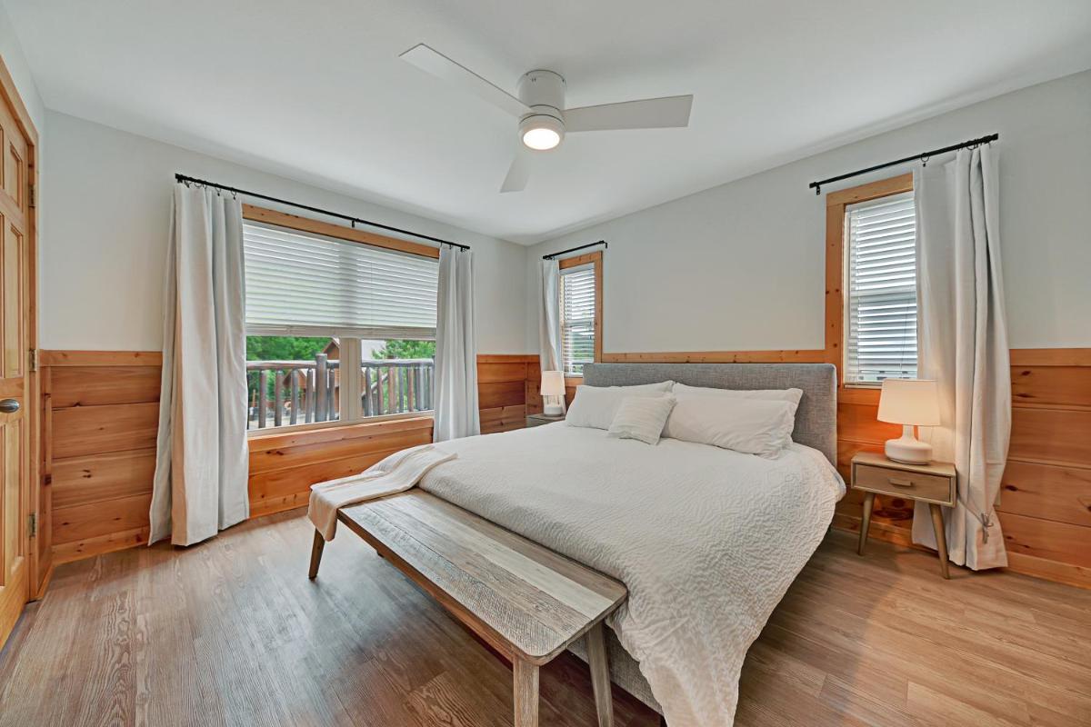 Spectacular Cabin Amazing Views Hot Tub Games BBQ and Community Pool Access Pets Welcome - image 7
