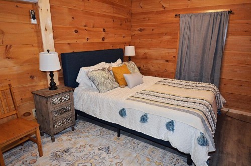 Songbird 1 Bedroom Honeymoon Cabin - image 6