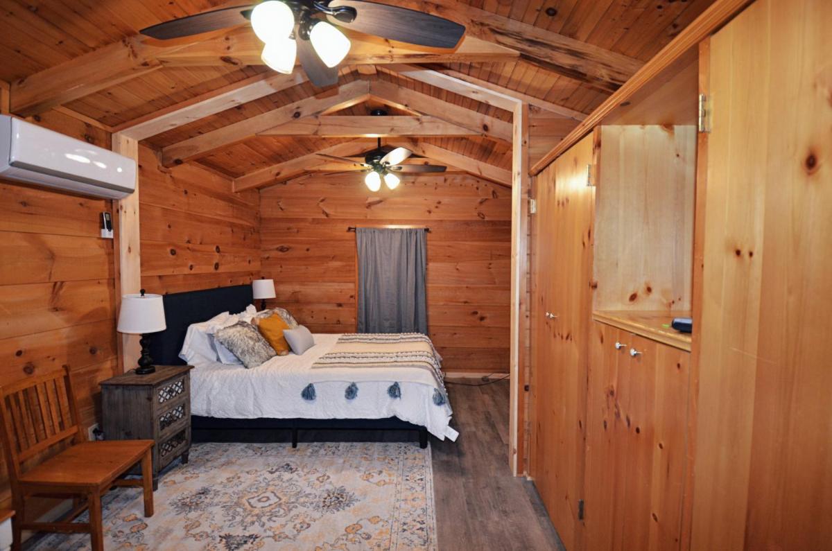 Songbird 1 Bedroom Honeymoon Cabin - image 7