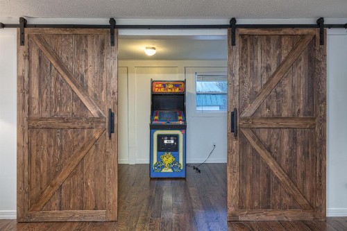 Mountain Modern Getaway Hot Tub and Arcade Games - image 6