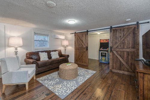 Mountain Modern Getaway Hot Tub and Arcade Games - image 7