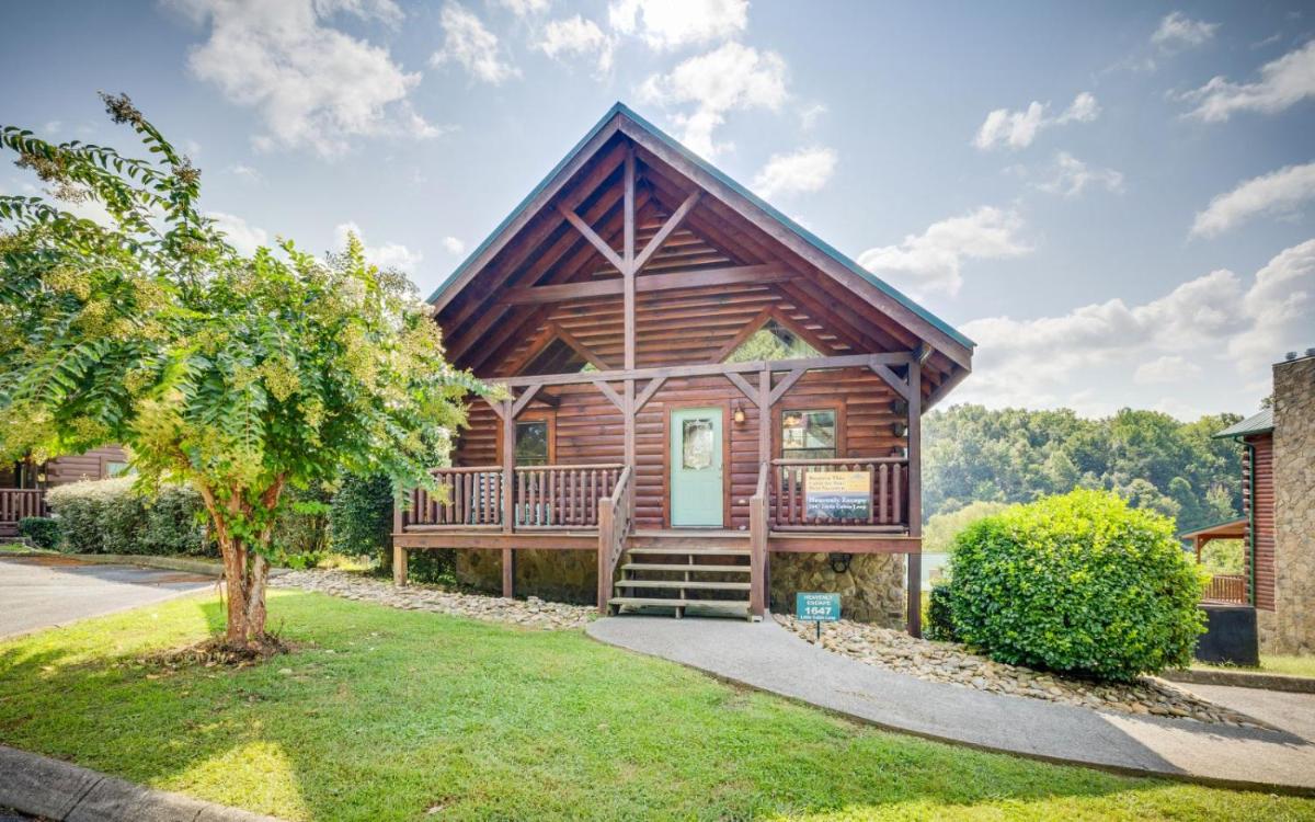 Heavenly Escape Crossing Resort Cabin with HOA Outdoor Swimming Pool Hot Tub Arcade Games and More - main image