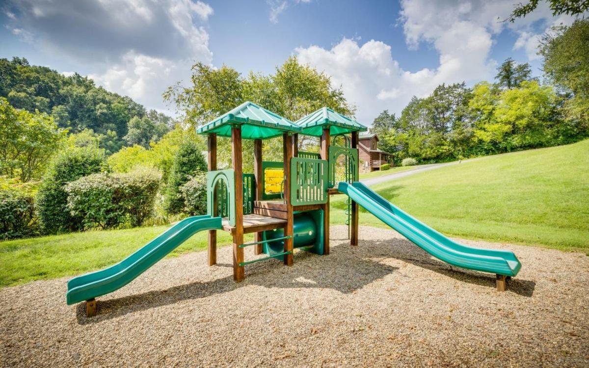 Heavenly Escape Crossing Resort Cabin with HOA Outdoor Swimming Pool Hot Tub Arcade Games and More - image 4