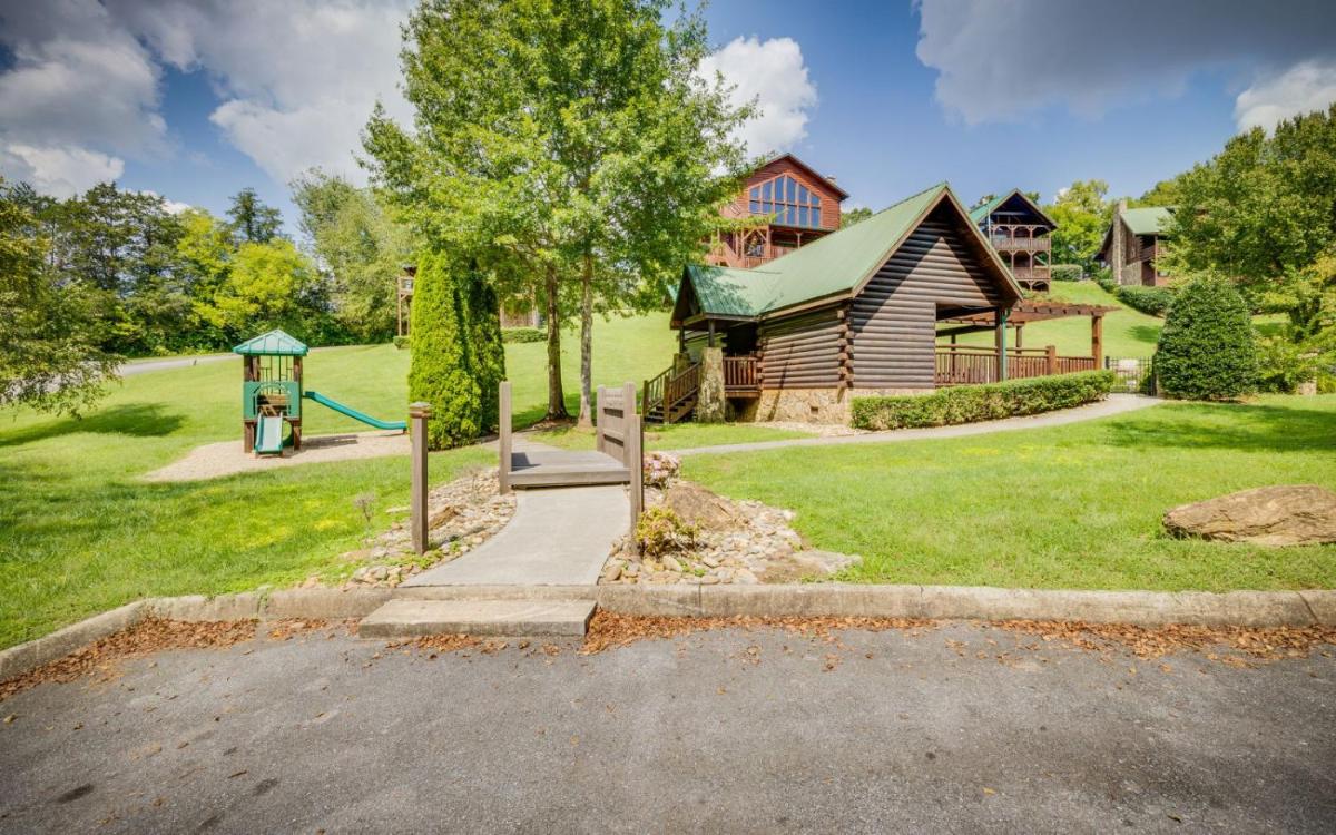 Heavenly Escape Crossing Resort Cabin with HOA Outdoor Swimming Pool Hot Tub Arcade Games and More - image 6