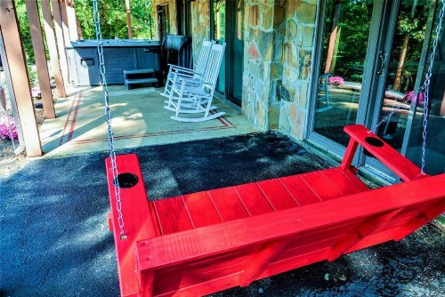 Little Pigeon Cabin - A cozy getaway with hot tub - image 10