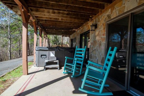 Little Pigeon Cabin - A cozy getaway with hot tub - image 11