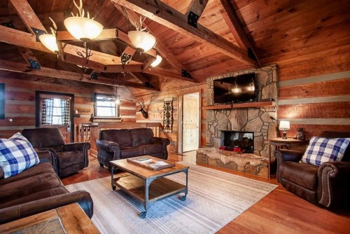 Little Pigeon Cabin - A cozy getaway with hot tub - image 2