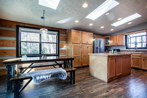 Little Pigeon Cabin - A cozy getaway with hot tub - image 5
