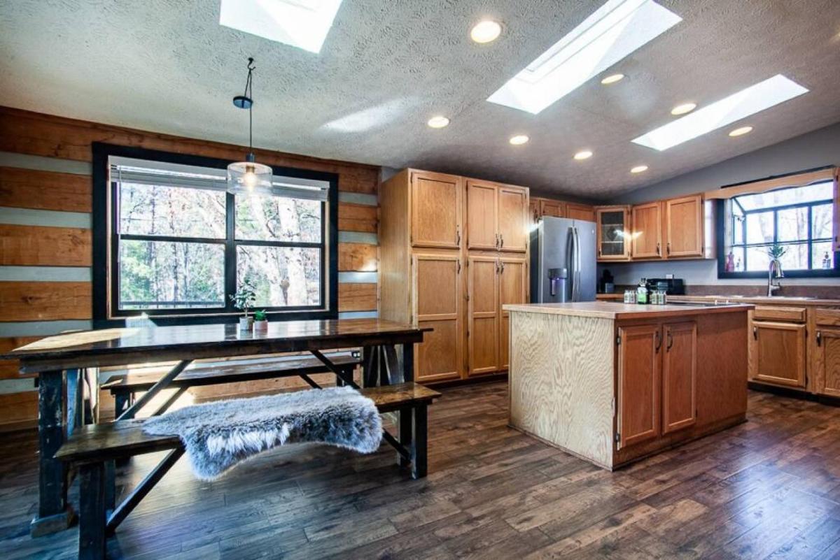 Little Pigeon Cabin - A cozy getaway with hot tub - image 5