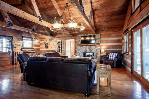 Little Pigeon Cabin - A cozy getaway with hot tub - image 6