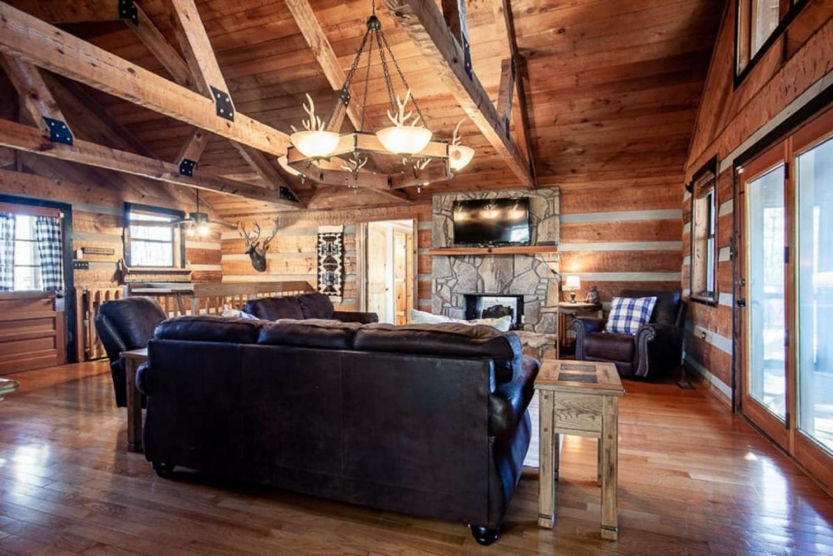 Little Pigeon Cabin - A cozy getaway with hot tub - image 6