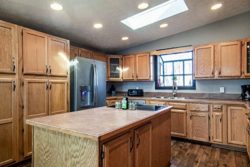 Little Pigeon Cabin - A cozy getaway with hot tub - image 7