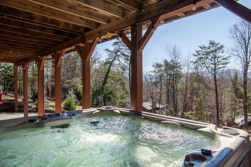 Little Pigeon Cabin - A cozy getaway with hot tub - image 9
