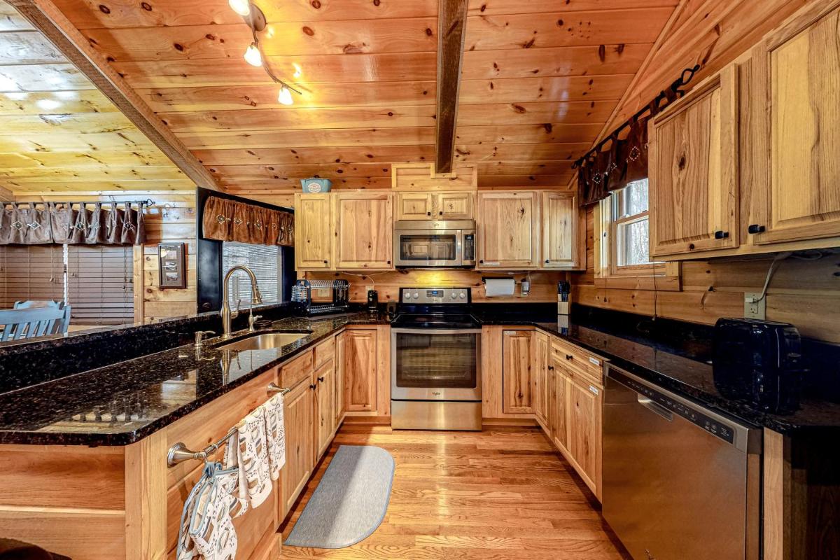 Misty Mountain Cabin - image 7