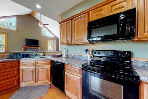 Lowe Lakehouse - image 8