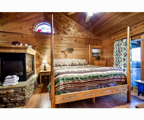 Romantic Mountain Shanty with Hot Tub and Fireplace - image 12