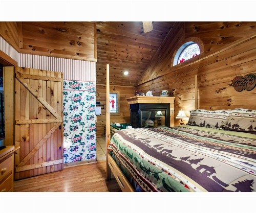 Romantic Mountain Shanty with Hot Tub and Fireplace - image 14