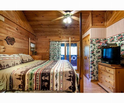 Romantic Mountain Shanty with Hot Tub and Fireplace - image 15