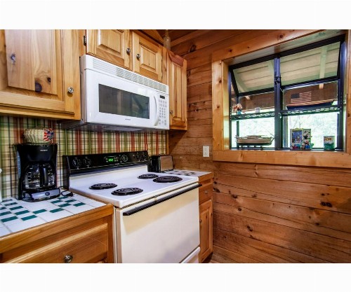 Romantic Mountain Shanty with Hot Tub and Fireplace - image 8