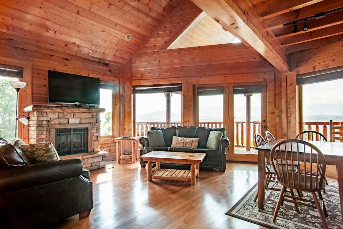 Above It All with Mountain Views Hot Tub and Theater Room - image 5