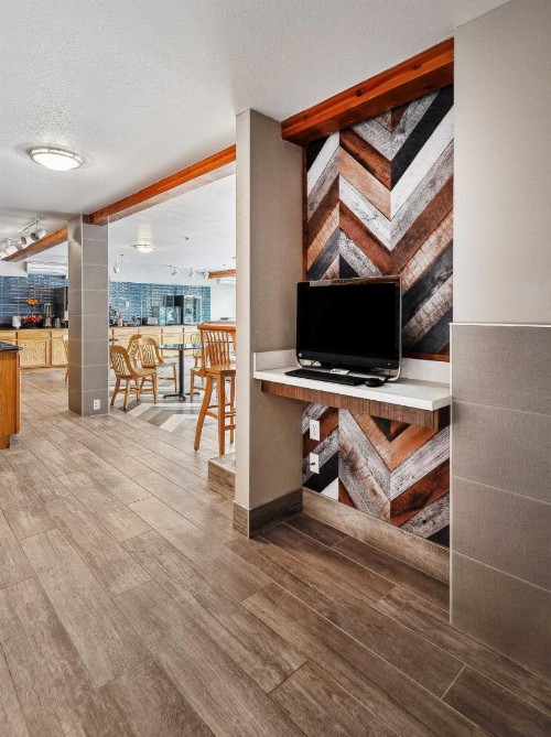 Best Western Plus Edgewater Hotel - image 12