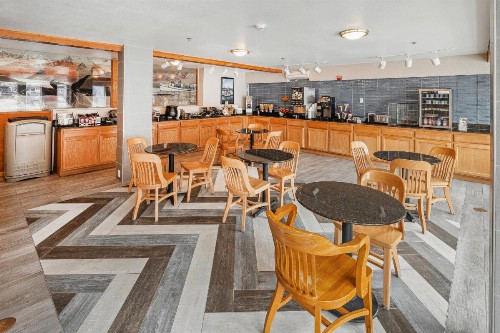 Best Western Plus Edgewater Hotel - image 4