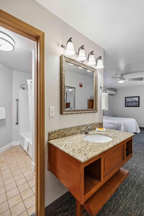 Best Western Plus Edgewater Hotel - image 7