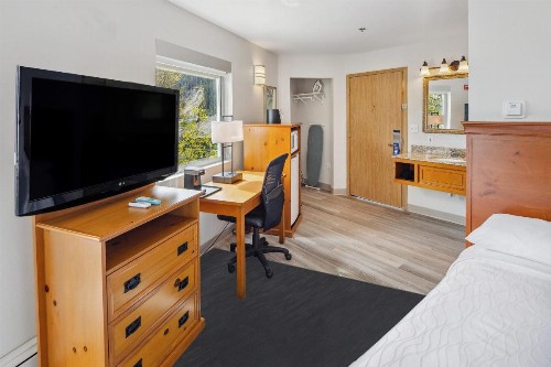 Best Western Plus Edgewater Hotel - image 8