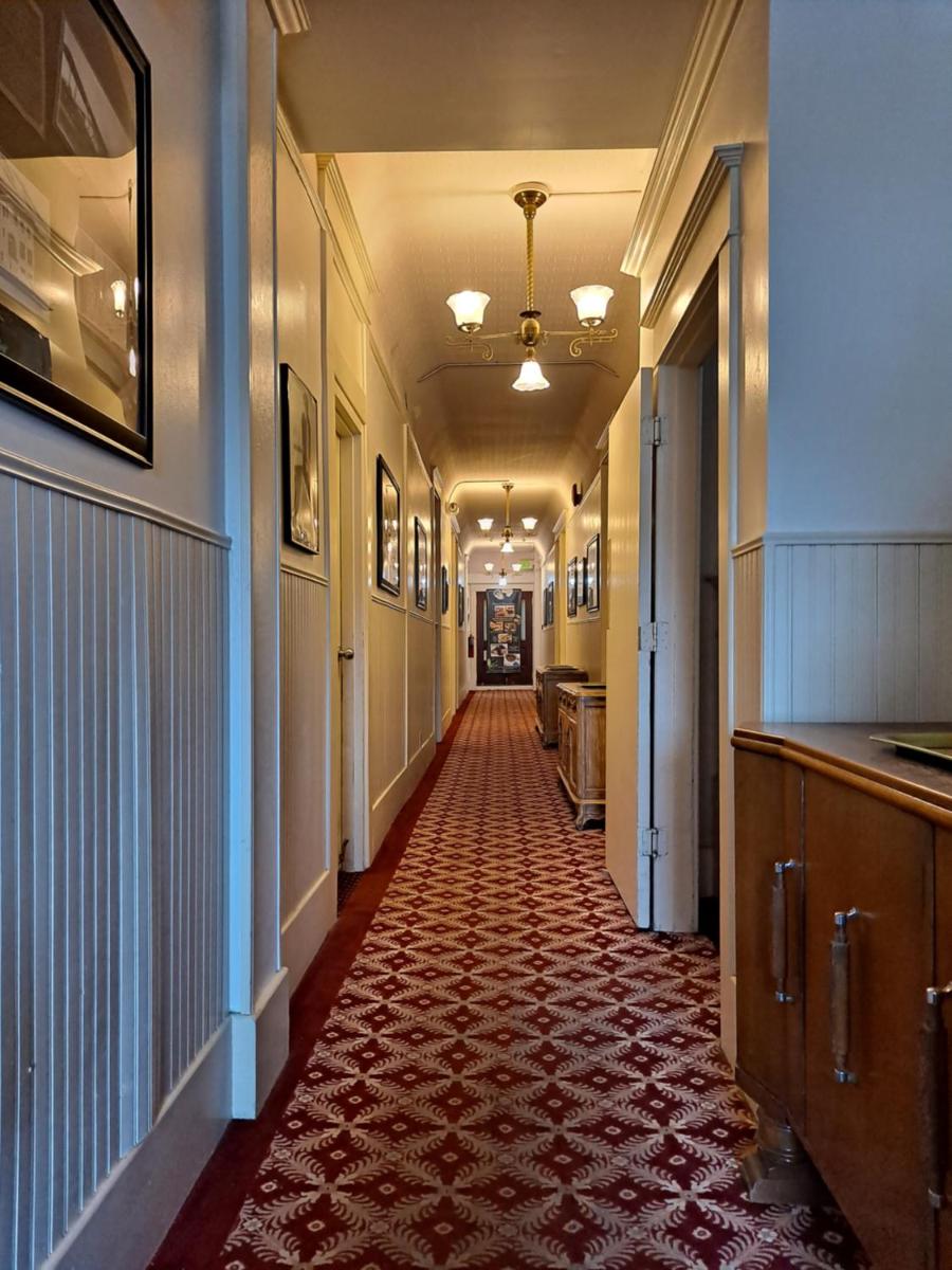 Van Gilder Hotel - image 2