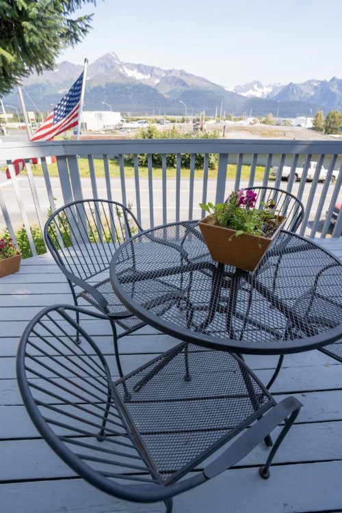 Bears Den Alaska Lodging - image 19
