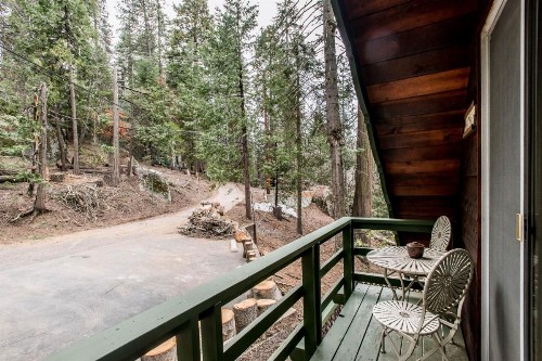 Shaver Village Chalet - image 11