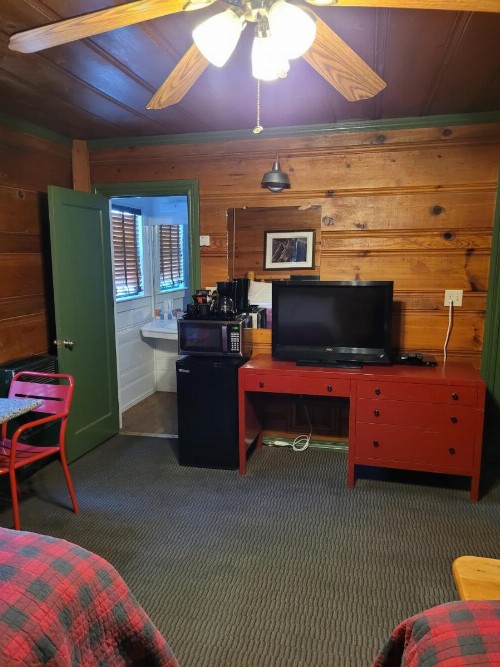 Shaver Lake Village Hotel - image 1