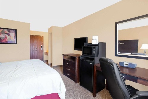 Super 8 by Wyndham Sheboygan WI - image 14