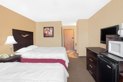 Super 8 by Wyndham Sheboygan WI - image 15
