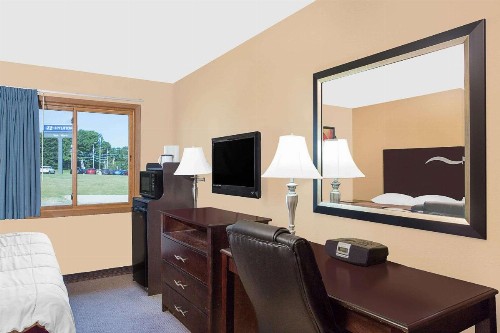 Super 8 by Wyndham Sheboygan WI - image 17