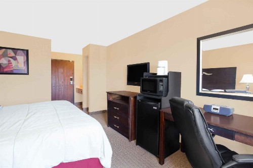 Super 8 by Wyndham Sheboygan WI - image 2
