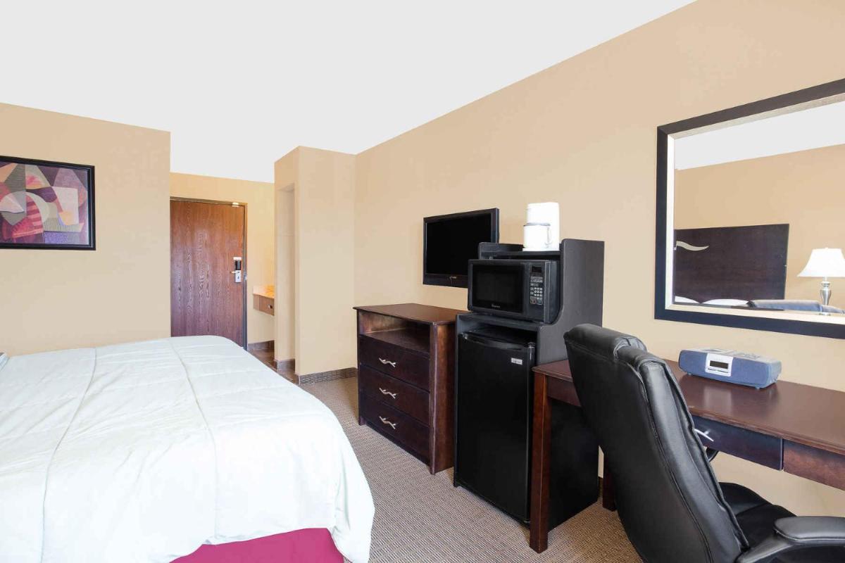 Super 8 by Wyndham Sheboygan WI - image 2