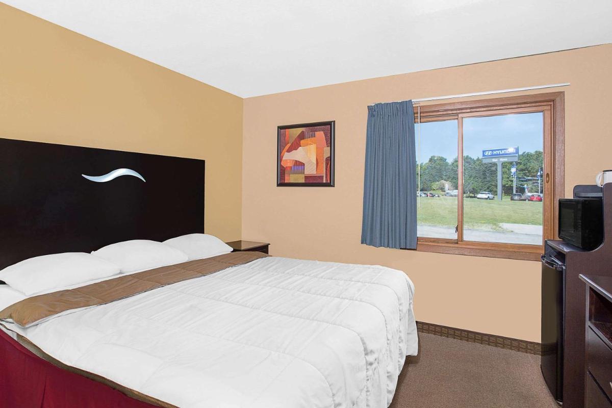 Super 8 by Wyndham Sheboygan WI - image 3