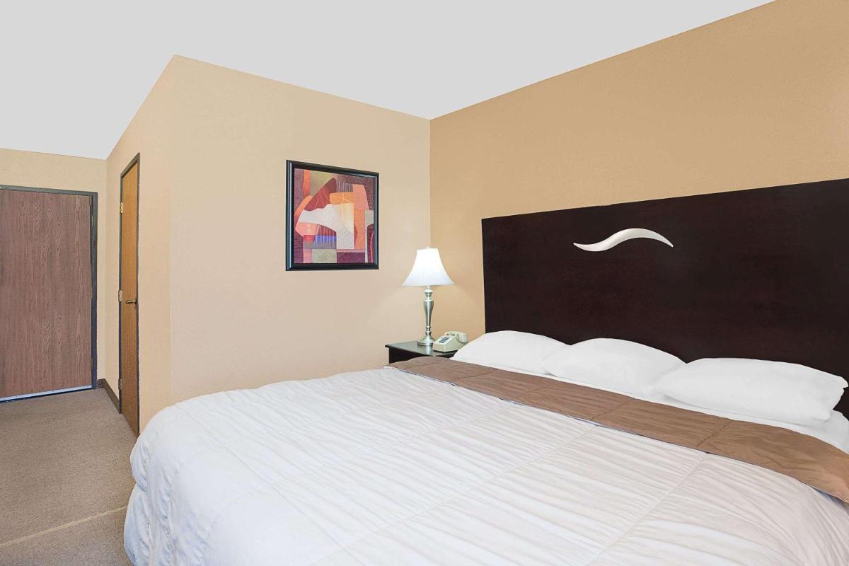 Super 8 by Wyndham Sheboygan WI - image 5