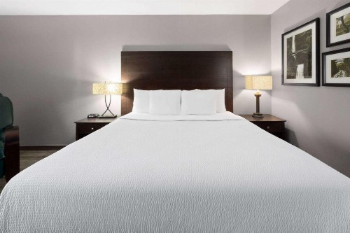 La Quinta Inn by Wyndham Sheboygan - image 9