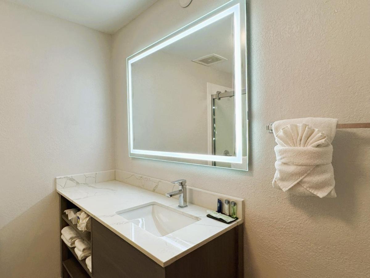 Sleep Inn & Suites Sheboygan I-43 - image 5