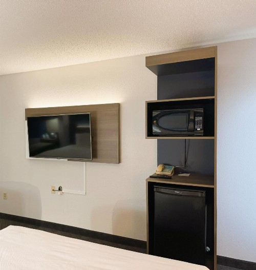 Sleep Inn & Suites Sheboygan I-43 - image 9