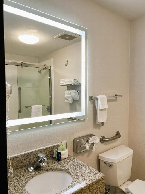 Sleep Inn & Suites Sheboygan I-43 - image 17